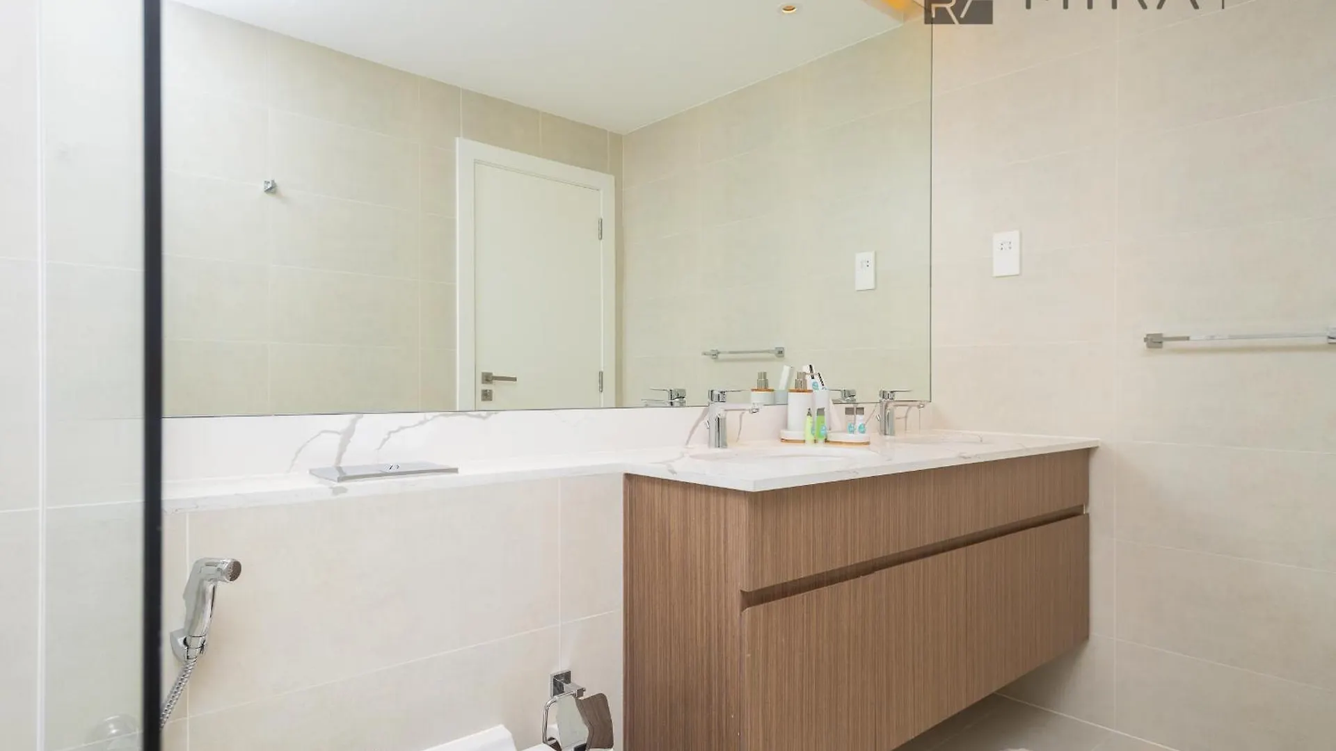 Lägenhet Mira Holiday Homes - Newly 2 Bedroom In La Sirene, Port De La Mer Dubai